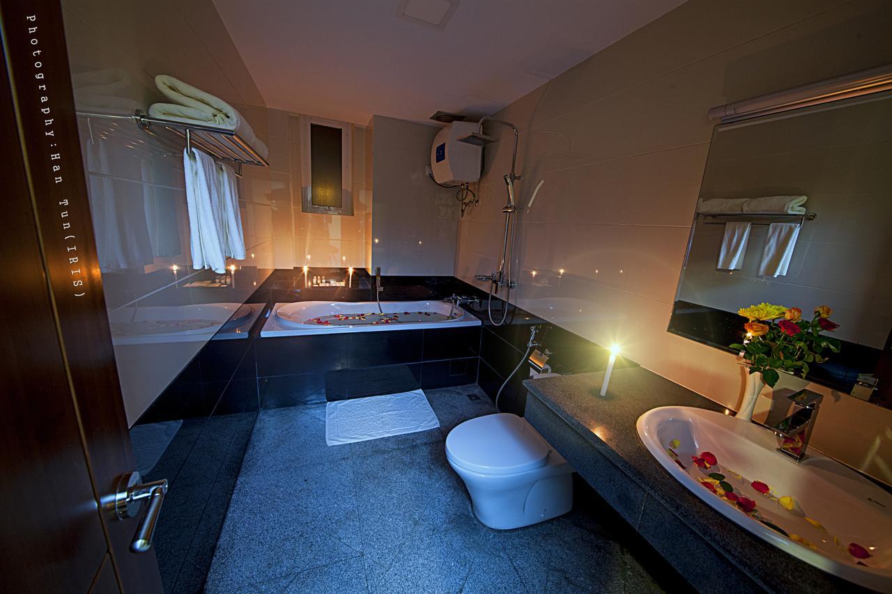 Ngwe Moe Hotel Моламьяйн Экстерьер фото