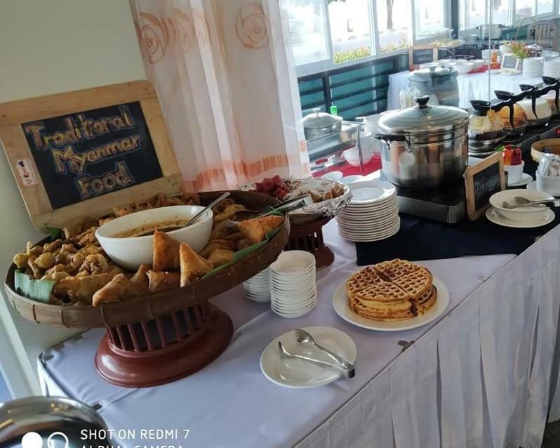 Ngwe Moe Hotel Моламьяйн Экстерьер фото
